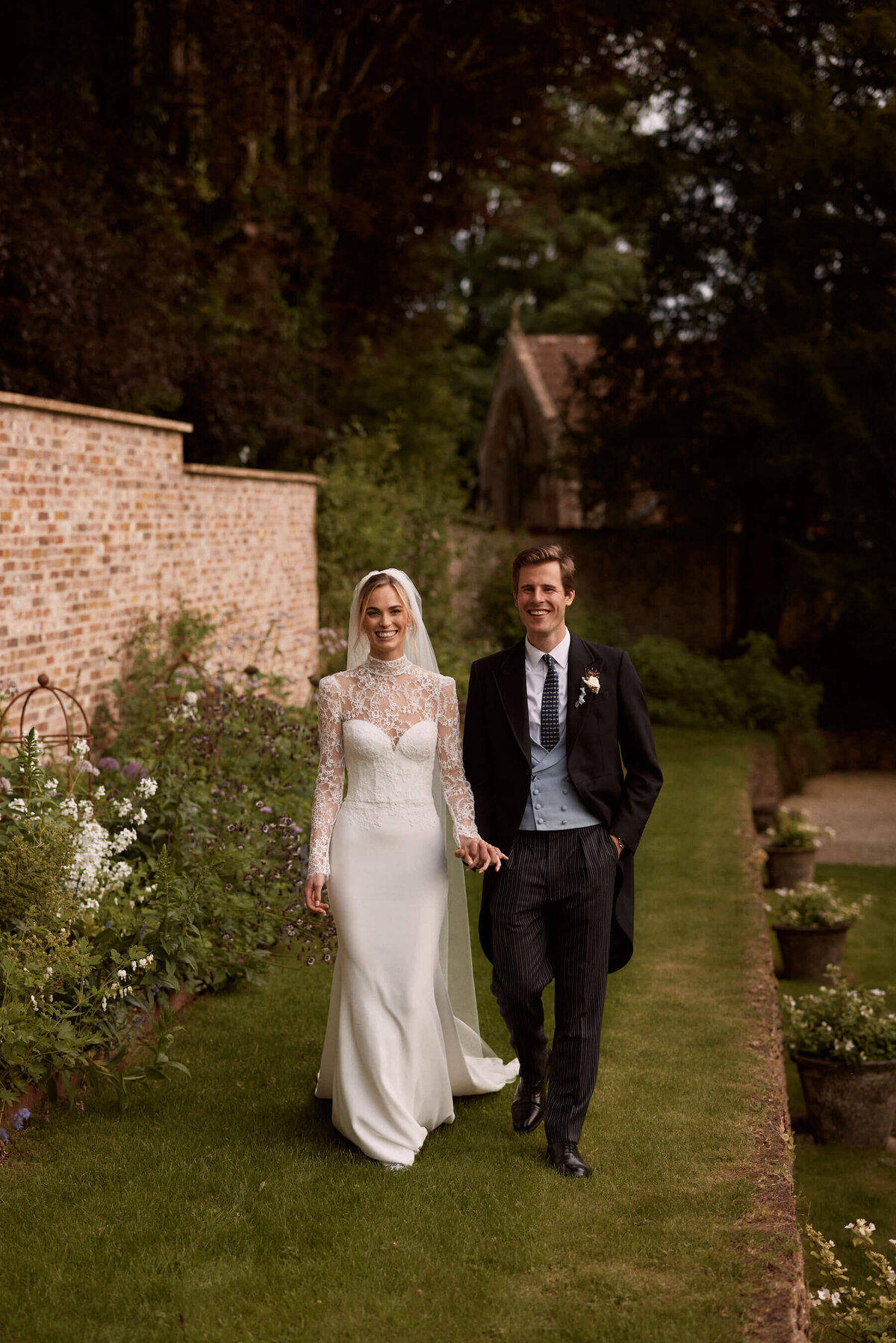 marquee wedding flowers3