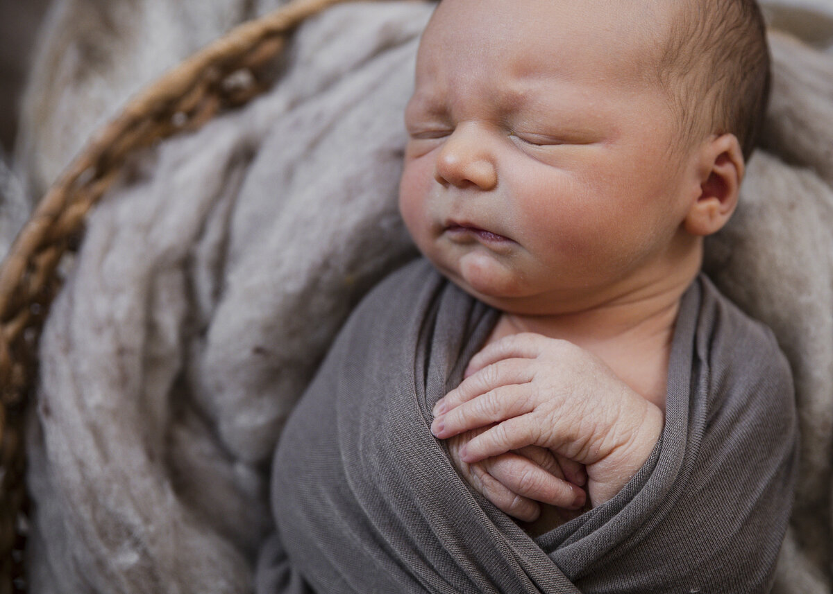 Newborn in studio w stylist