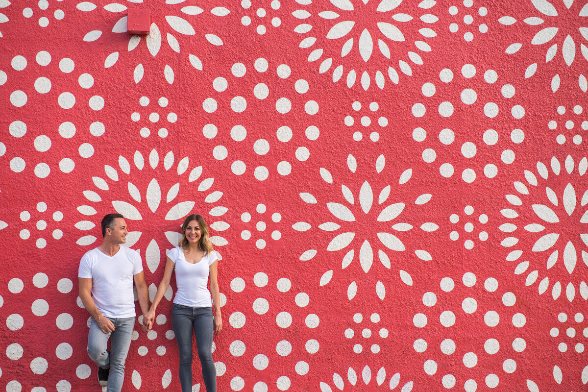playful-couple-red-wall-miami-street-art