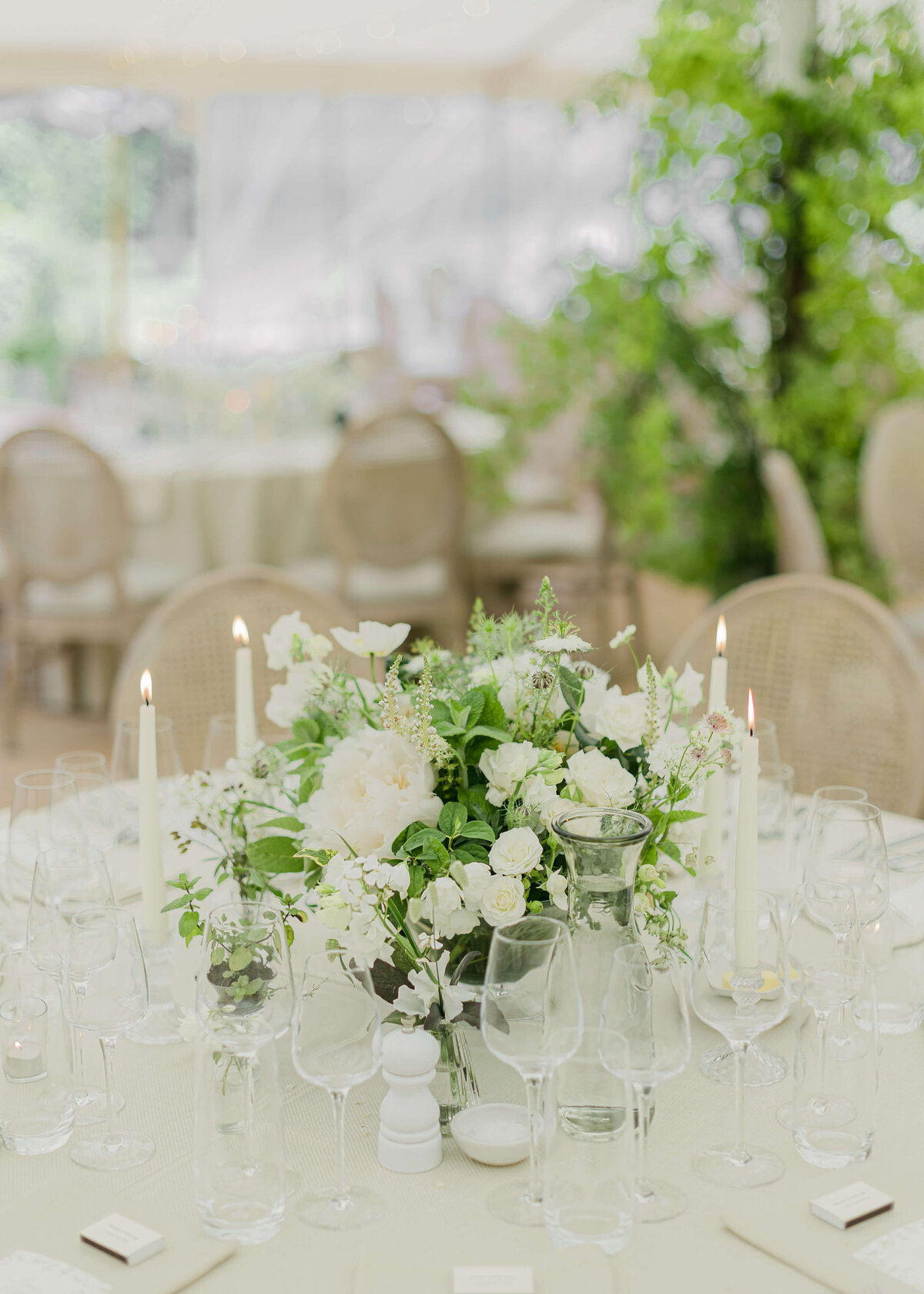 chloe-winstanley-weddings-cotswolds-cornwell-manor-sailcloth-tent-foliage-gream-cream