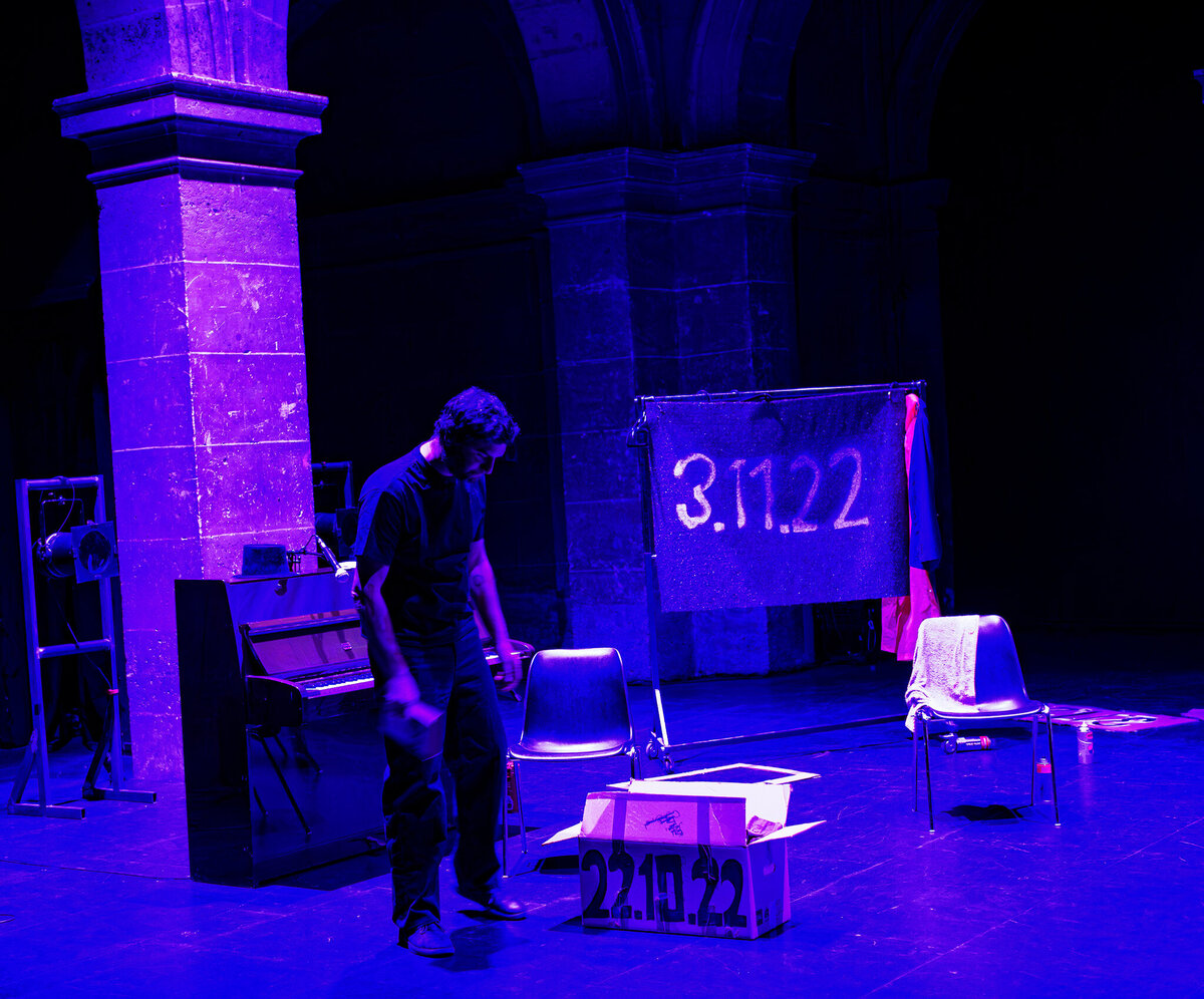 Mode d’emploi pour metteur en scène israélien en Europe texte, mise en scène, jeu Hannan Ishay, Ido Shaked  TPV_3190155-3-Enhanced-NR