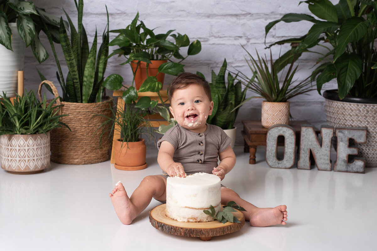 Baby cake smash portrait session in plants background