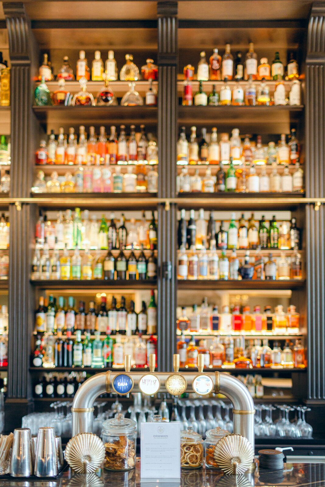 Bar raffiné dans un lieu de réception à Nantes, parfait pour un cocktail de mariage chic.