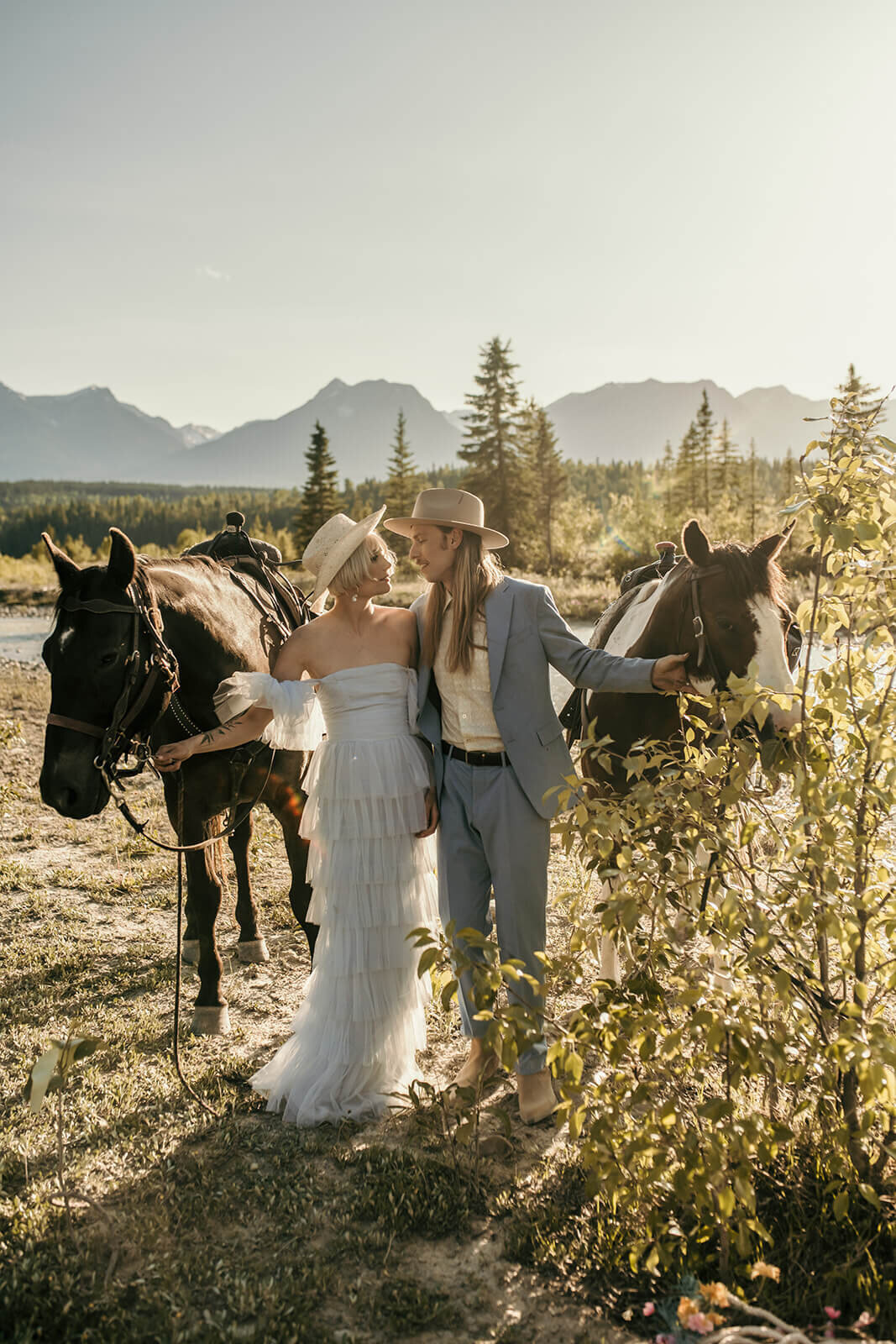 Bride-and-groom-with-horses