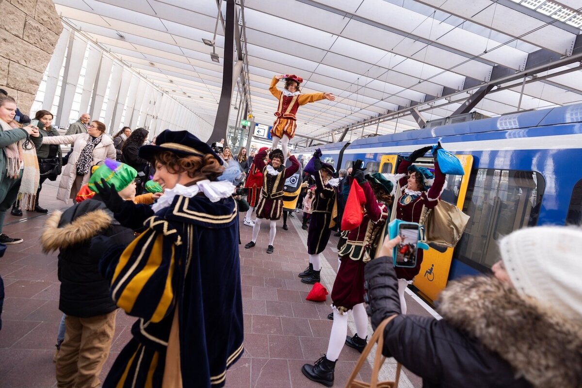 NS-PakjesExpress-Sinterklaas-huren-amsterdam-organisatie