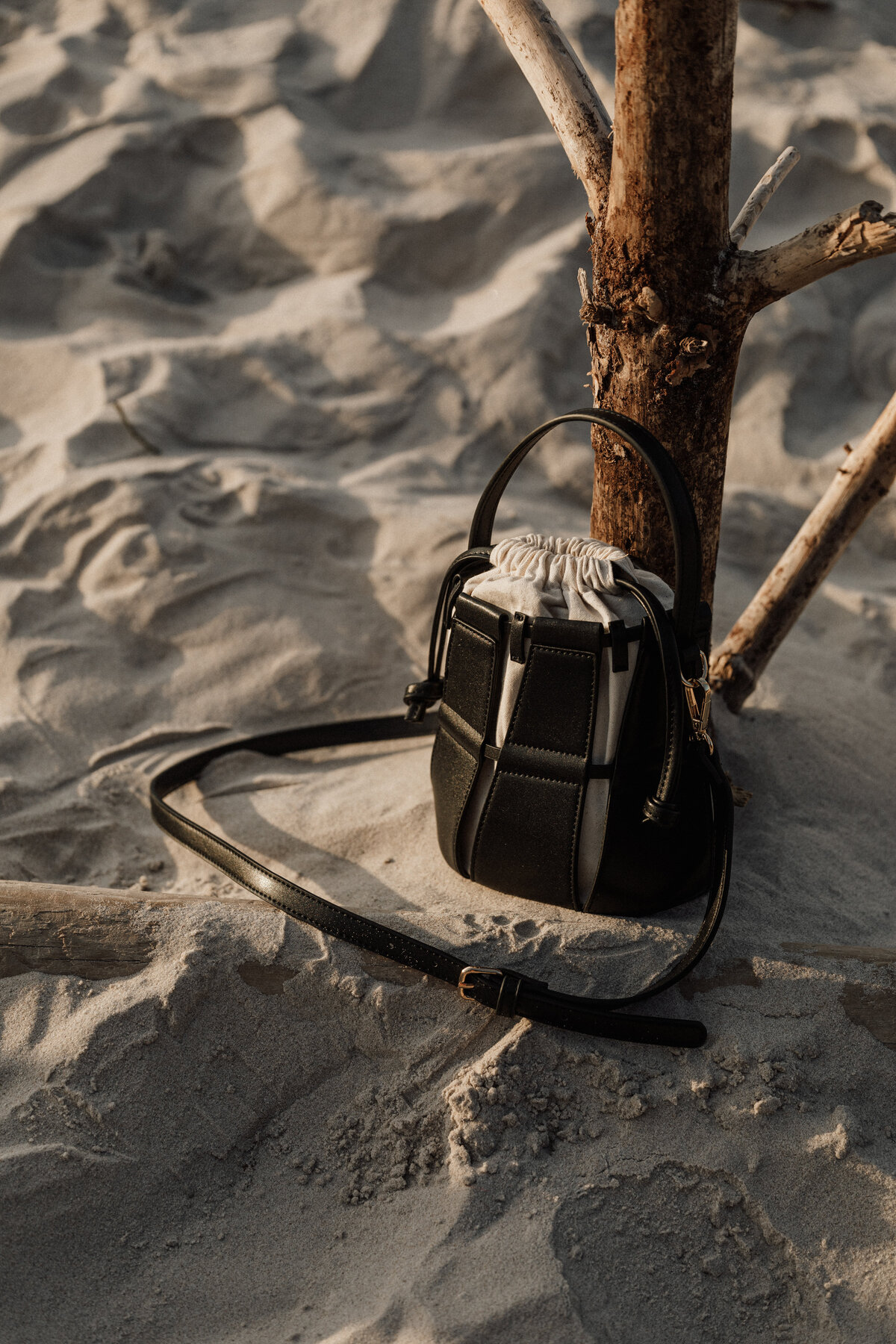 kaboompics_black-leather-bag-32813