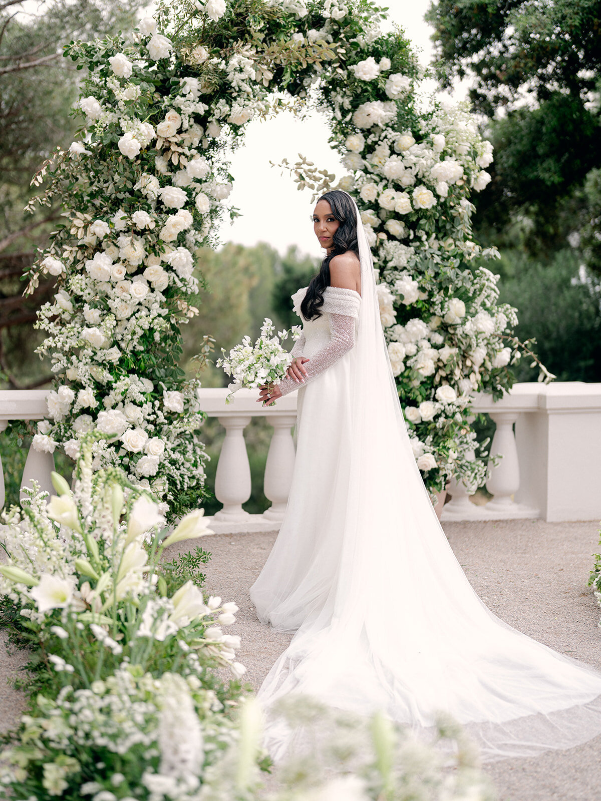 29-intimate-destination-wedding-french-riviera-with-white-flowers
