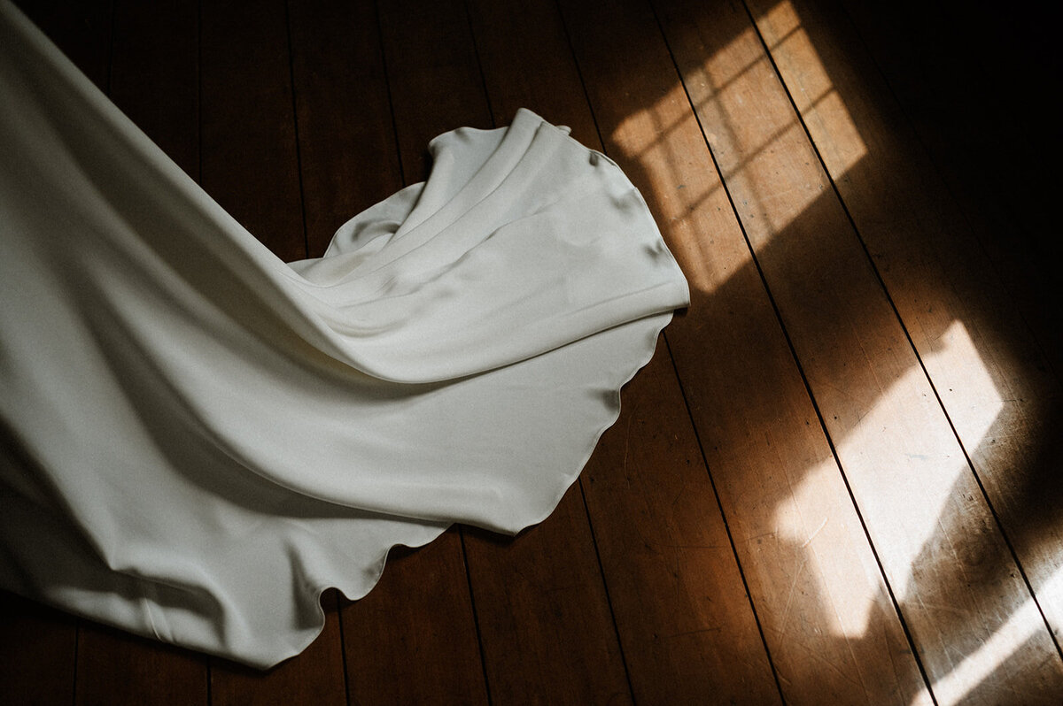 Herentals, salon weddings, moody, authentiek, alternatief trouwen,bruid, 2026, elopent, intiem, spontaan, tijdloos, trouwfotograaf, antwerpen - klaarmaken & first look-170