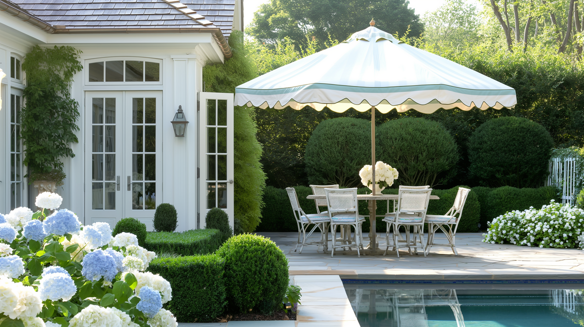 rosebud_08959_Elegant_outdoor_dining_area_beside_a_modern_Hampt_264514d5-1629-497c-86ce-9f1e88673376
