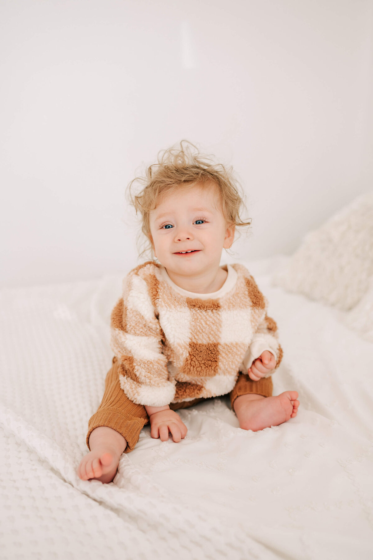 Springfield MO baby photographer Jessica Kennedy of The XO Photography captures little boy smiling on bed