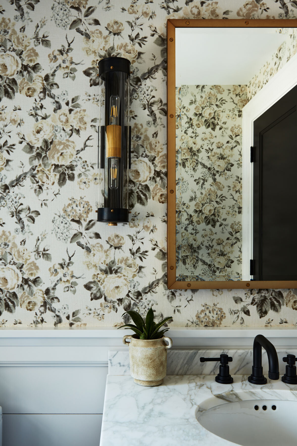 028-floral-wallpaper-black-brass-bathroom