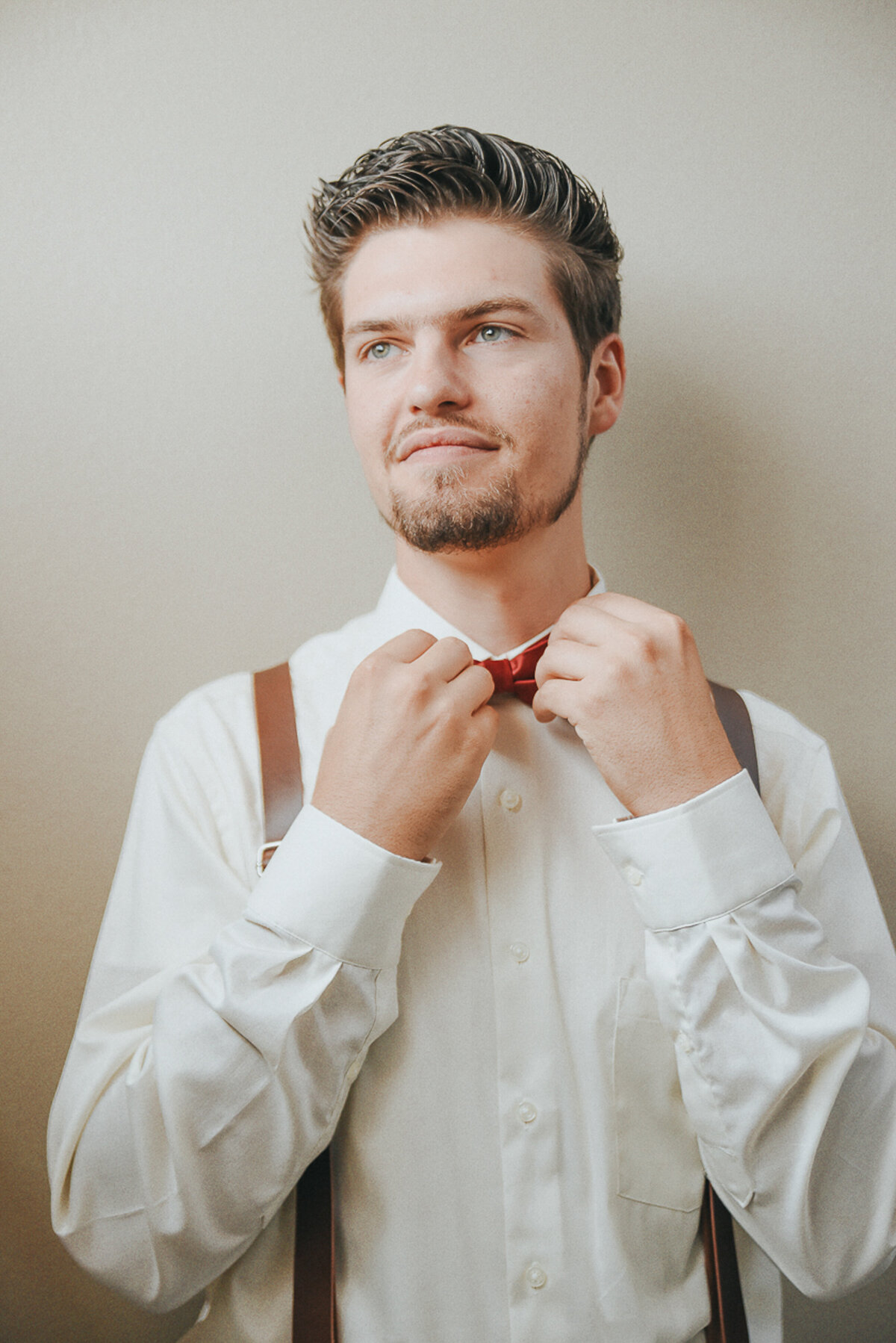 wedding getting ready | Iowa wedding photographer | Iowa Photographer | Playlife | Cedar Rapids | Iowa City | Kalona | Alaynna Ann Schwartz-40