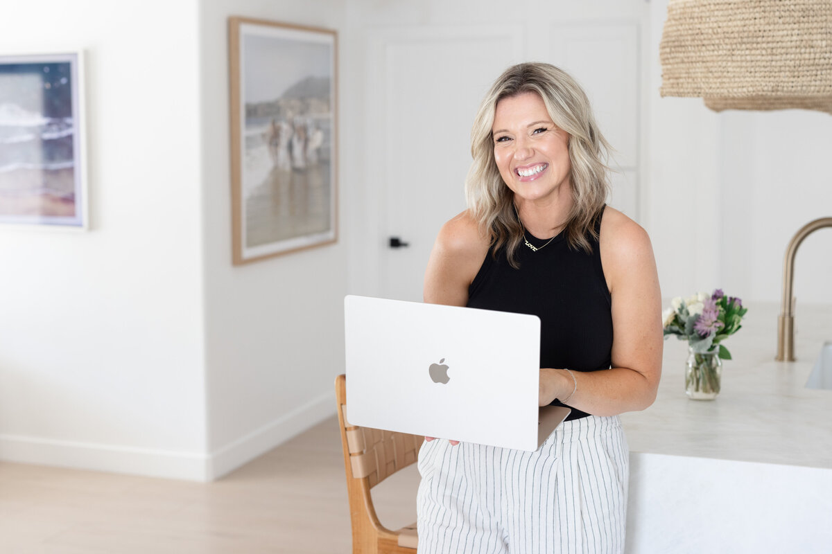 Join Tara Dunn in her Arizona studio for a photography experience filled with laughter and creativity. At Tara Dunn Photography, we believe in capturing genuine moments and expressions. Whether for personal branding or real estate, let us bring your vision to life with warmth and professionalism.