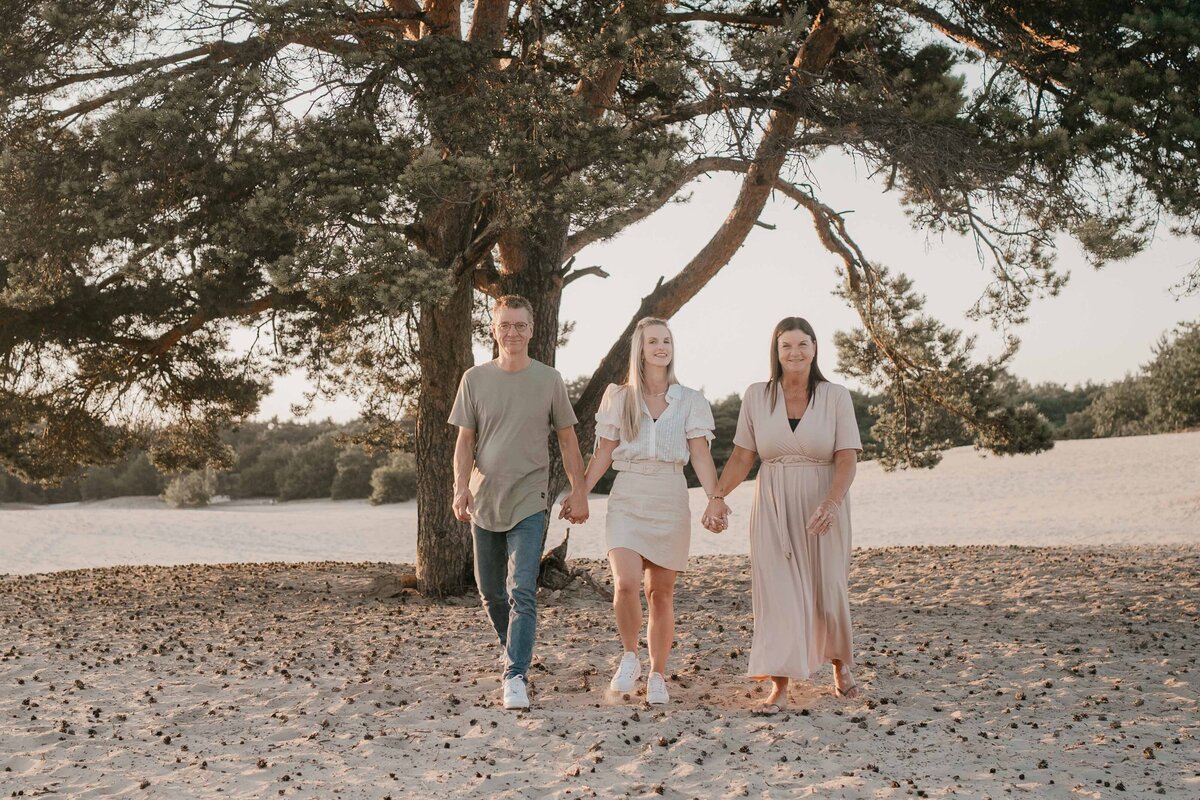 leukfotografie-gezinsshoot-soesterduinen-buiten-golden-hour-5
