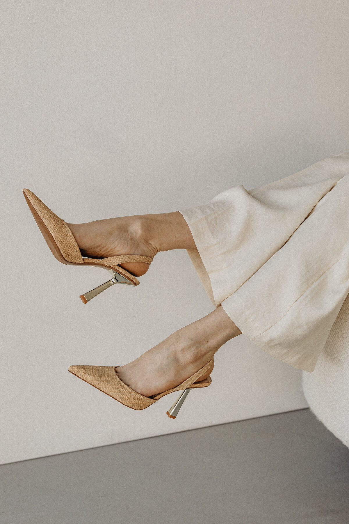kaboompics_simplistic-sophistication-a-fashion-photoshoot-with-a-stunning-model-in-neutral-minimalist-outfits-30950