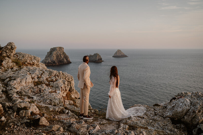 Love session en Bretagne à la presqu'île de Crozon, capturant un couple mixte au coucher du soleil face à l’océan, dans un décor sauvage et poétique.