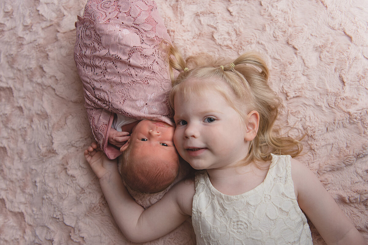 newborn-and-sibling-photo-session-studio-501