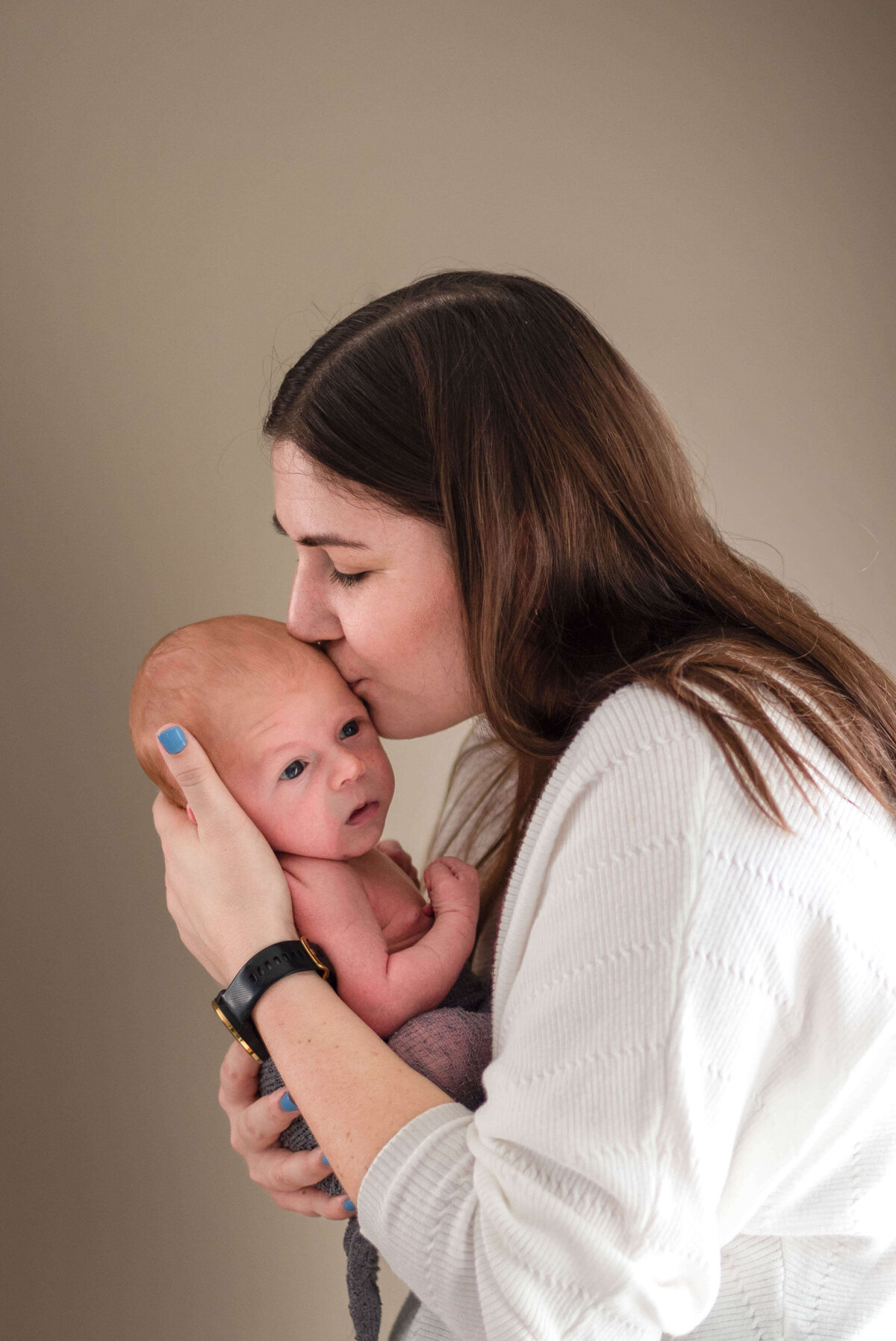 newborn-kiss-mom