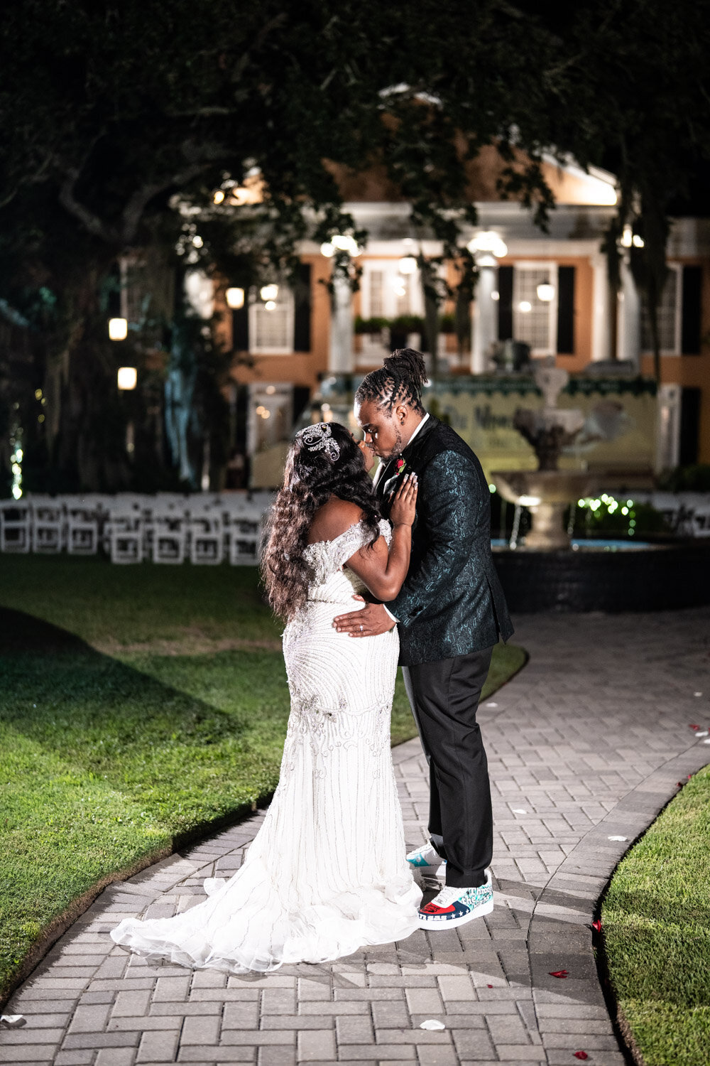 Couple kissing in front of Southern Oaks