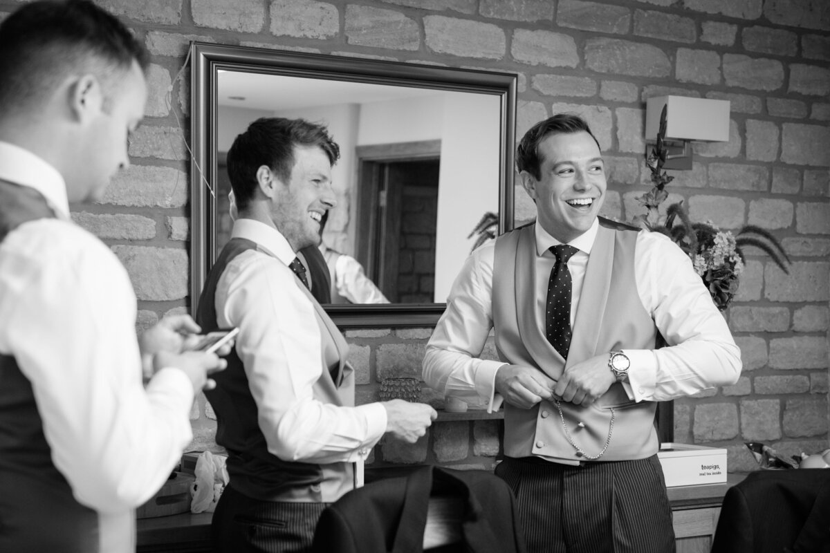 Two-wedding-photographer-team-1056
