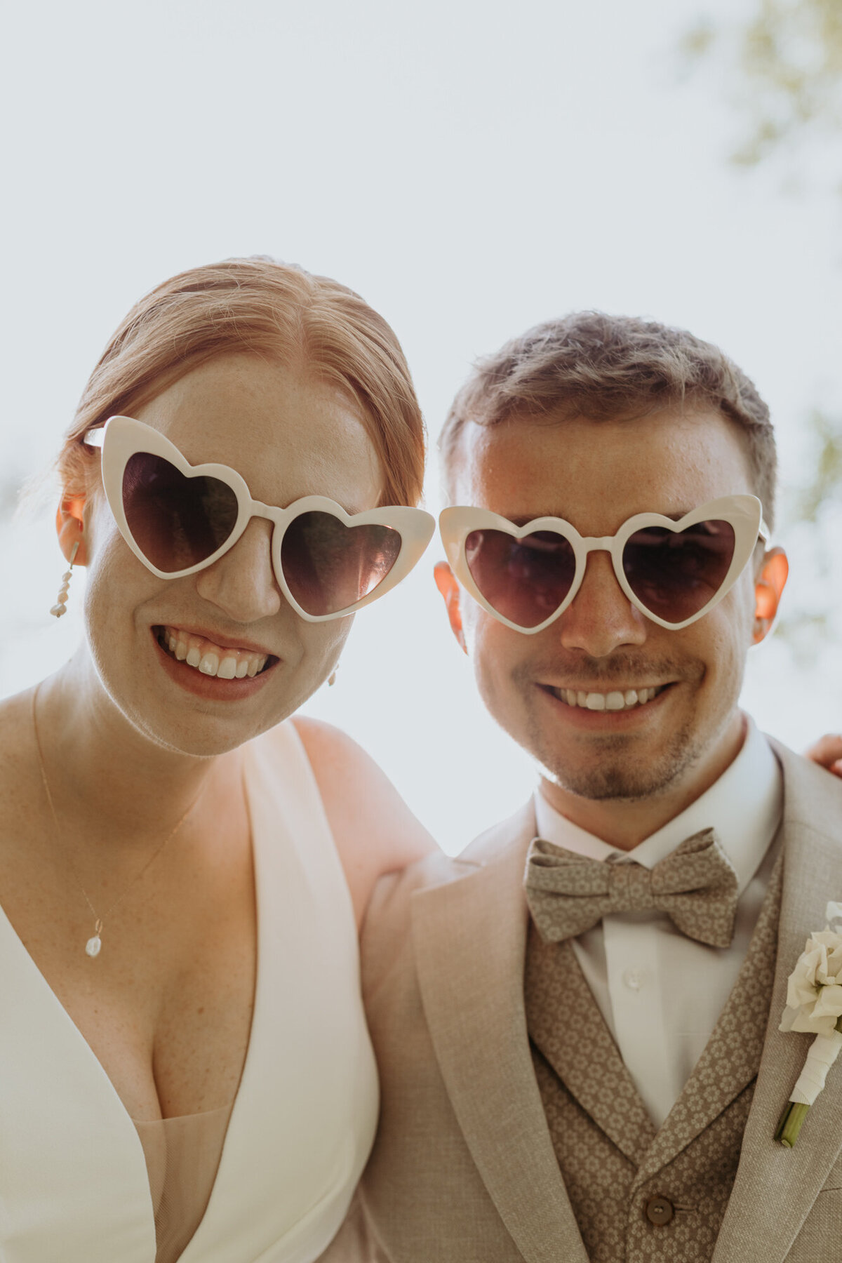 Hochzeitspaar mit Herzsonnenbrillen im Landgoed Overstehof