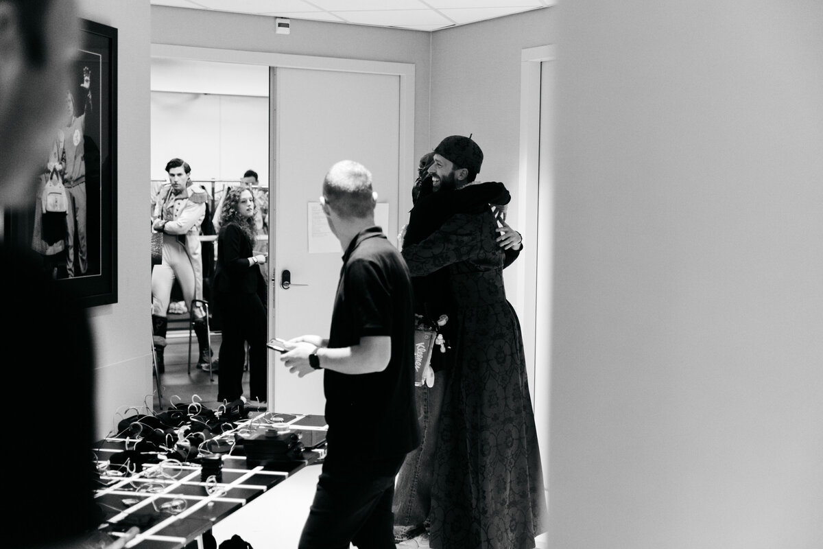 Backstage portret van acteurs in voorbereiding voor een optreden.