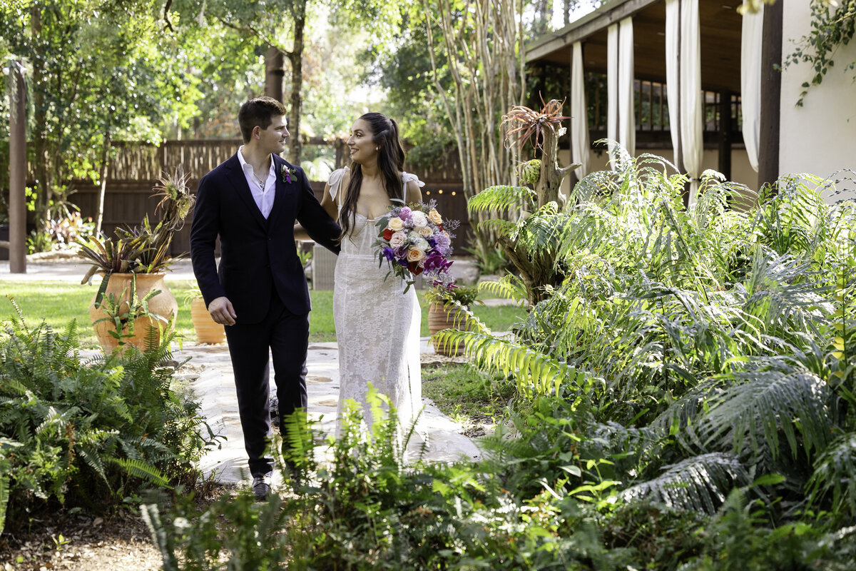 0386-cara-dehart-lewis-photography-del-favero-oasis-tampa-elopement-in-florida-chantilly-chic-celebrations