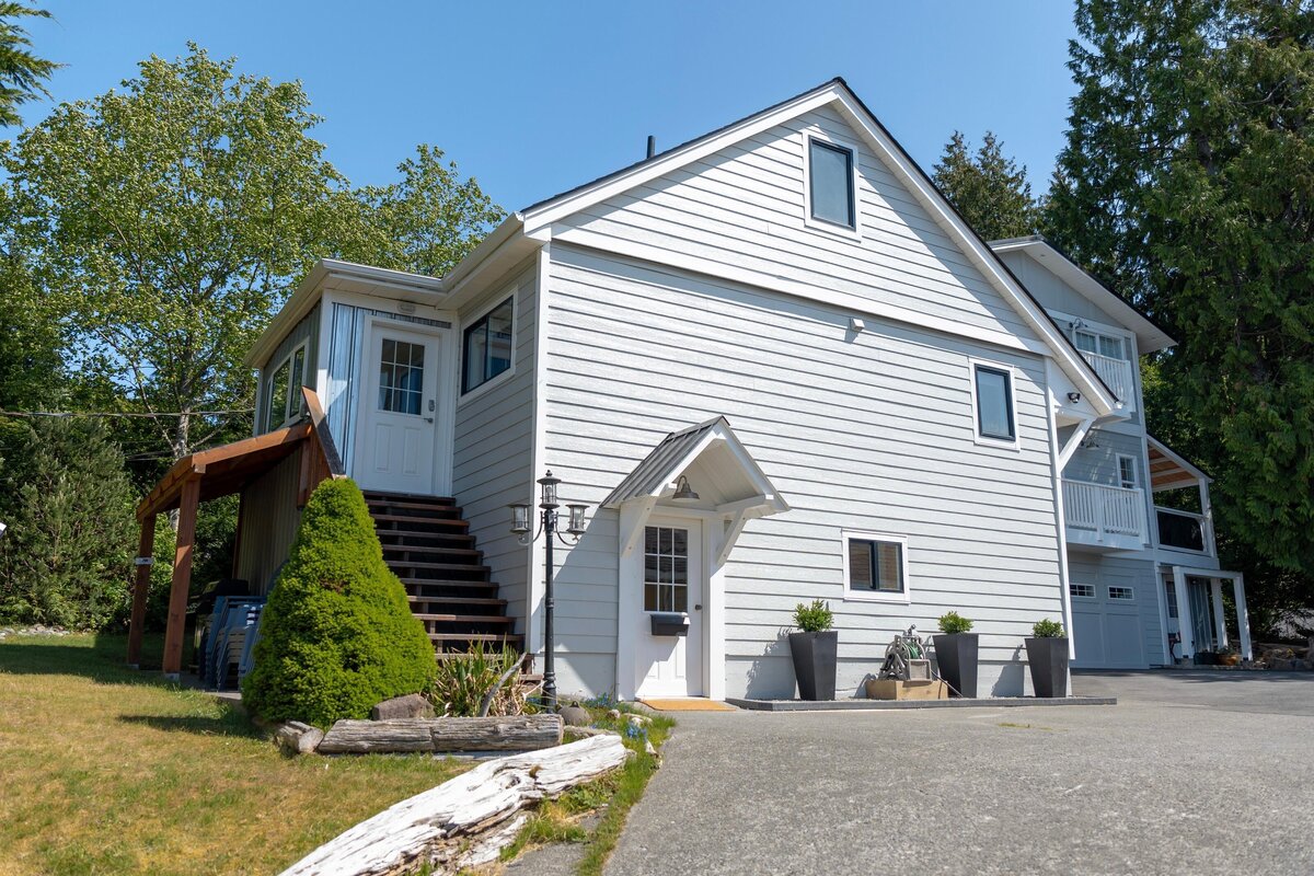 Surfs Inn Hostel in Ucluelet, Canada