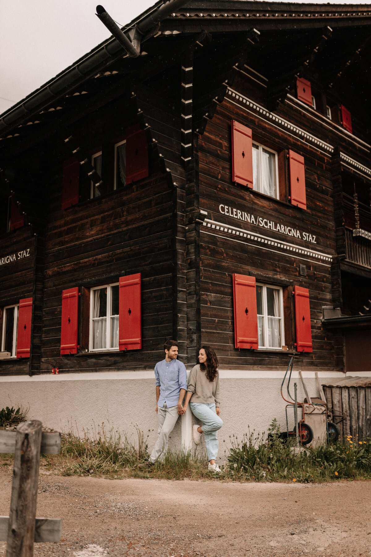 Brautpaar vor einer alten Bahnstation in der Schweiz