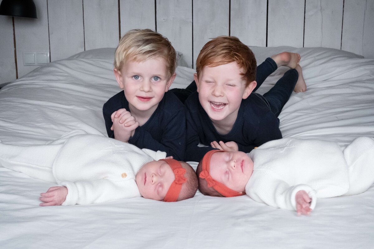 Kraamreportage tweeling newborn shoot - Irene Maris Fotografie Tilburg
