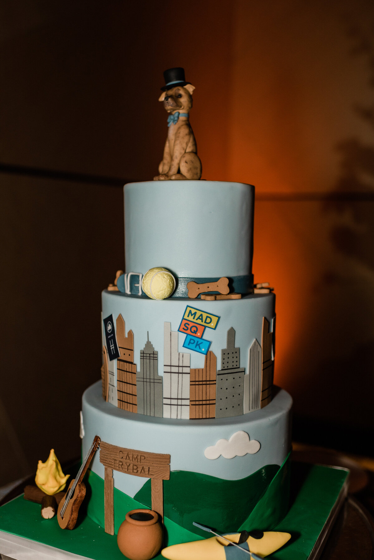 NYC themed wedding cake 