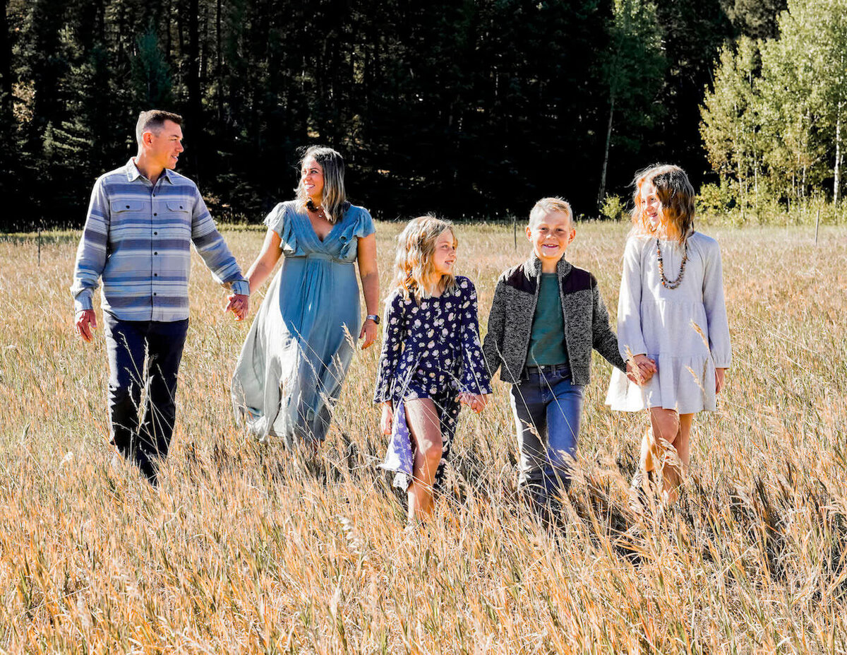 denver family photography - parents and kids in field