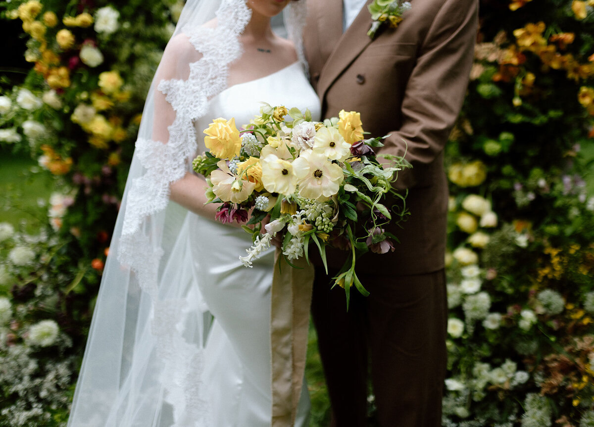 mariee-elegante-dans-jardin