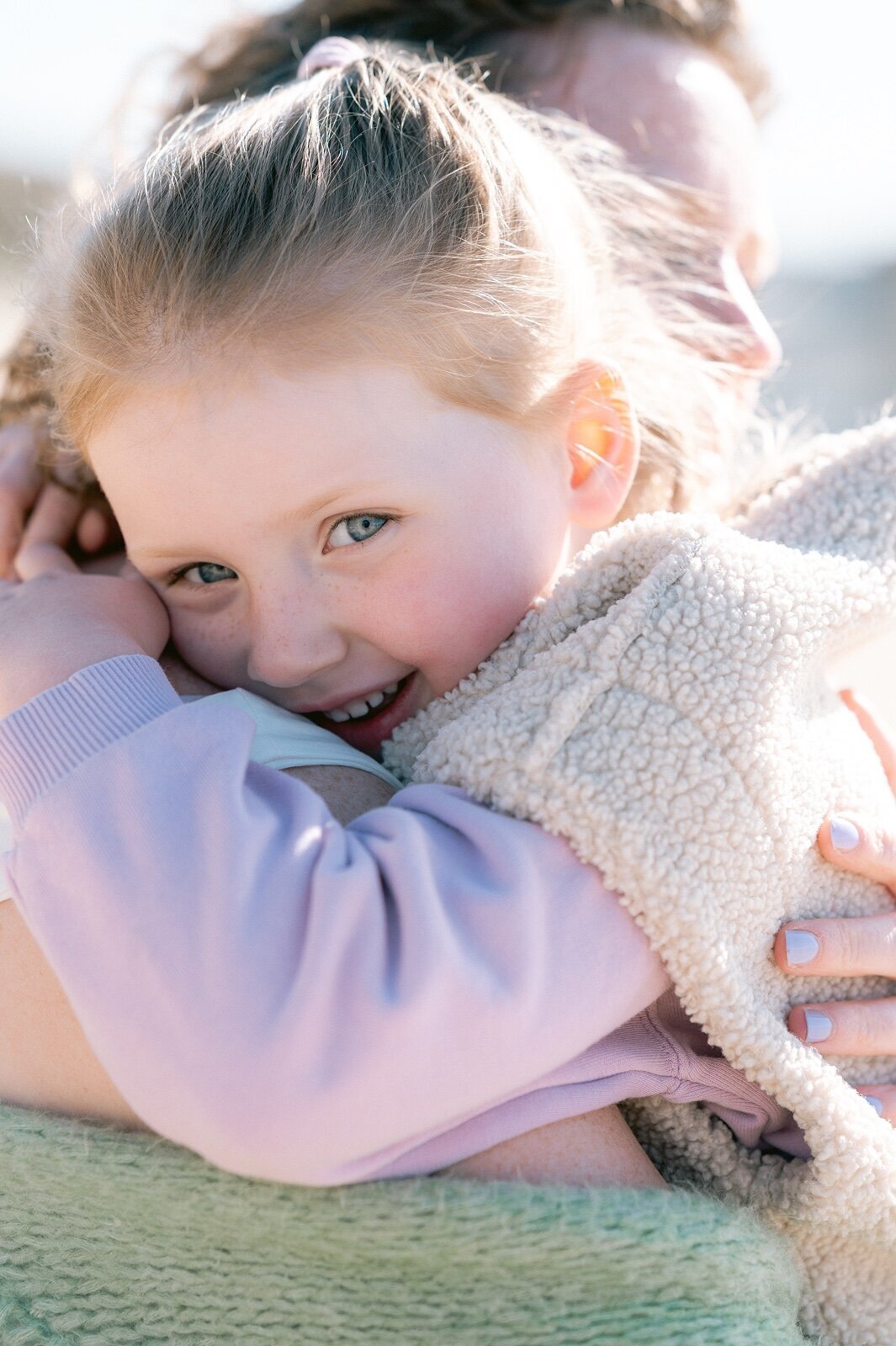 Meisje kijkt recht in de camera van familiefotograaf Leiden 