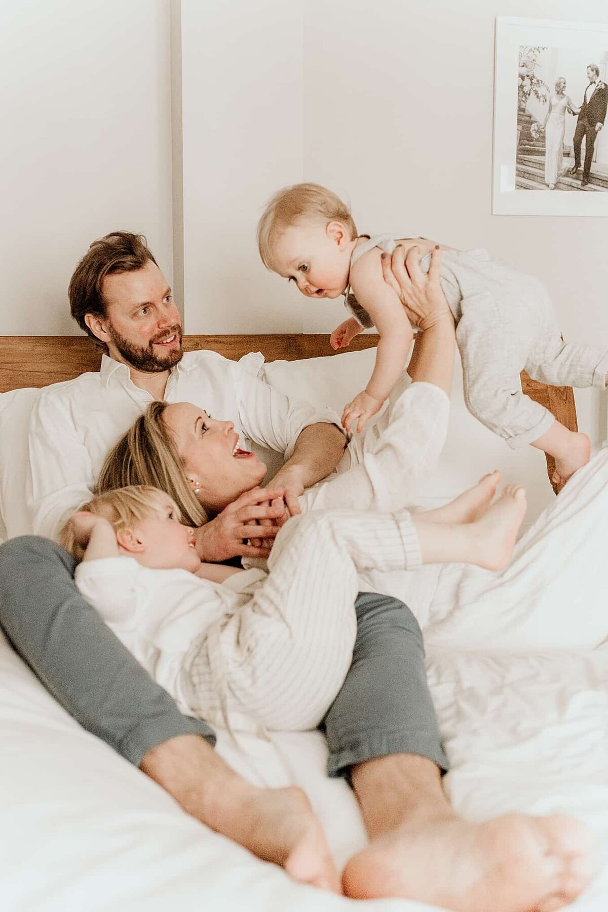 familiebilde-hjemmefotografering-lek-på-seng