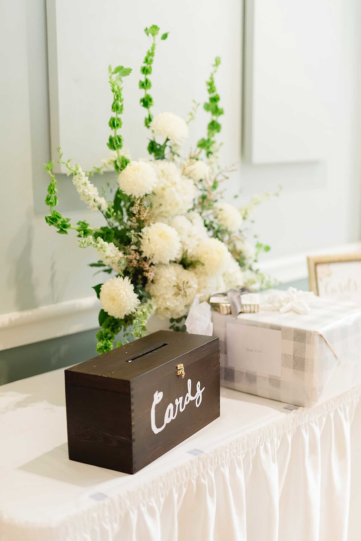 wedding-gift-table