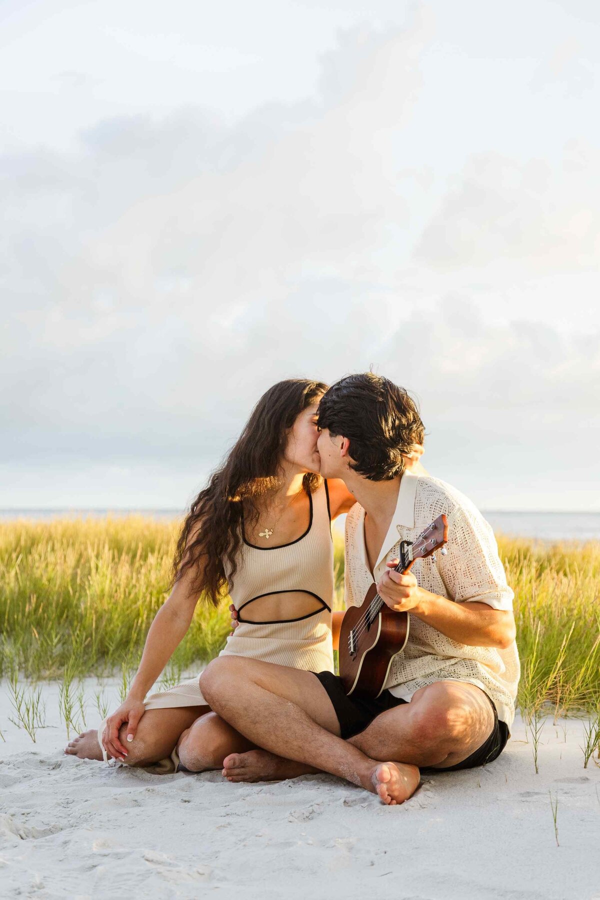 14-couple-plays-ukulele-beach