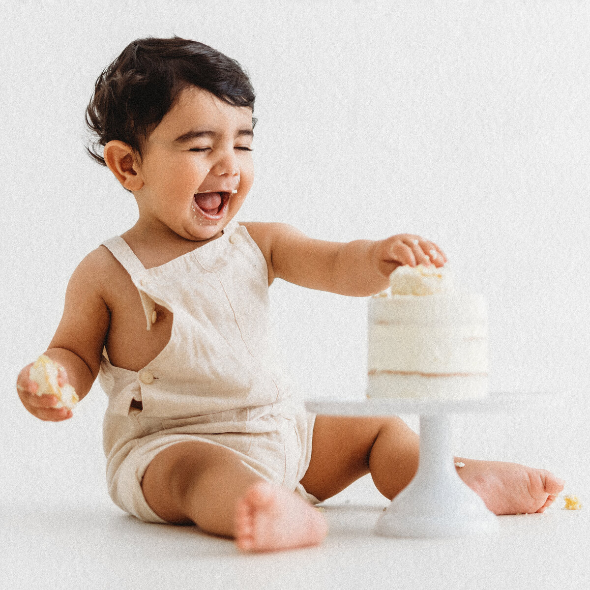 LittleWhitePhotography-Cake-Smash-15