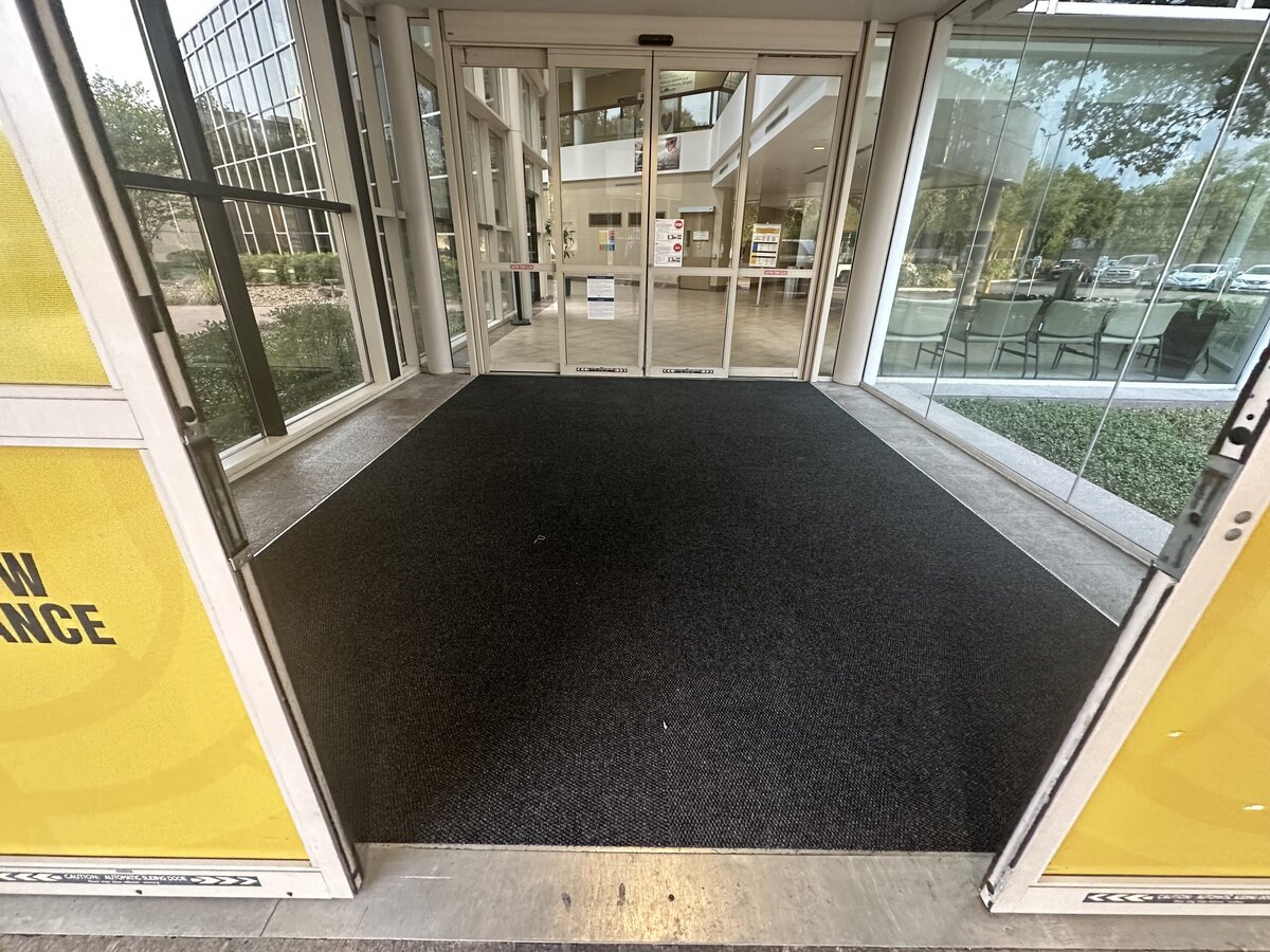 floor-NEBHS-yellow entrance carpet