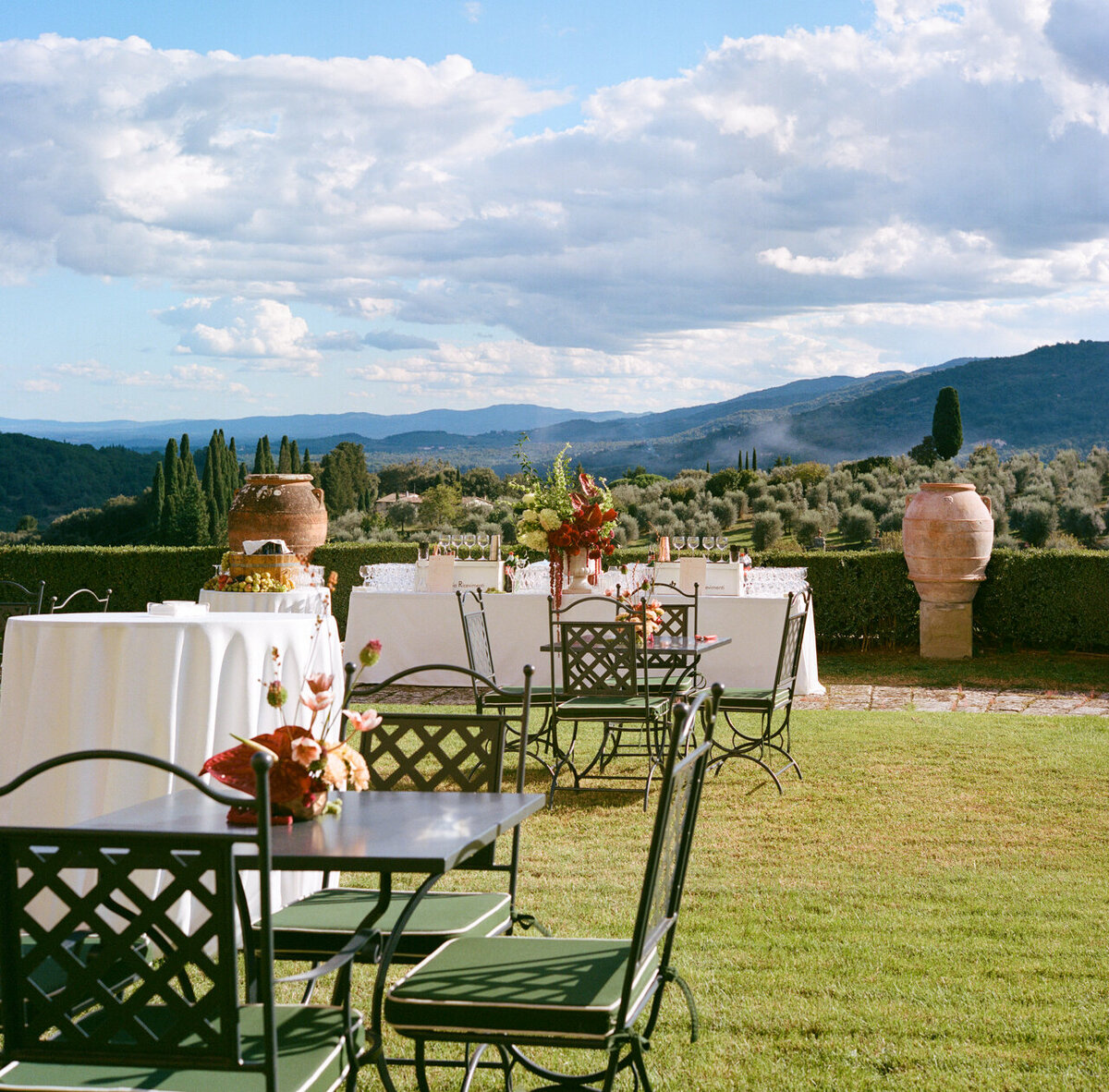 Luxury-Tuscany-Italy-film-wedding-photographer-raphaelle-granger-8