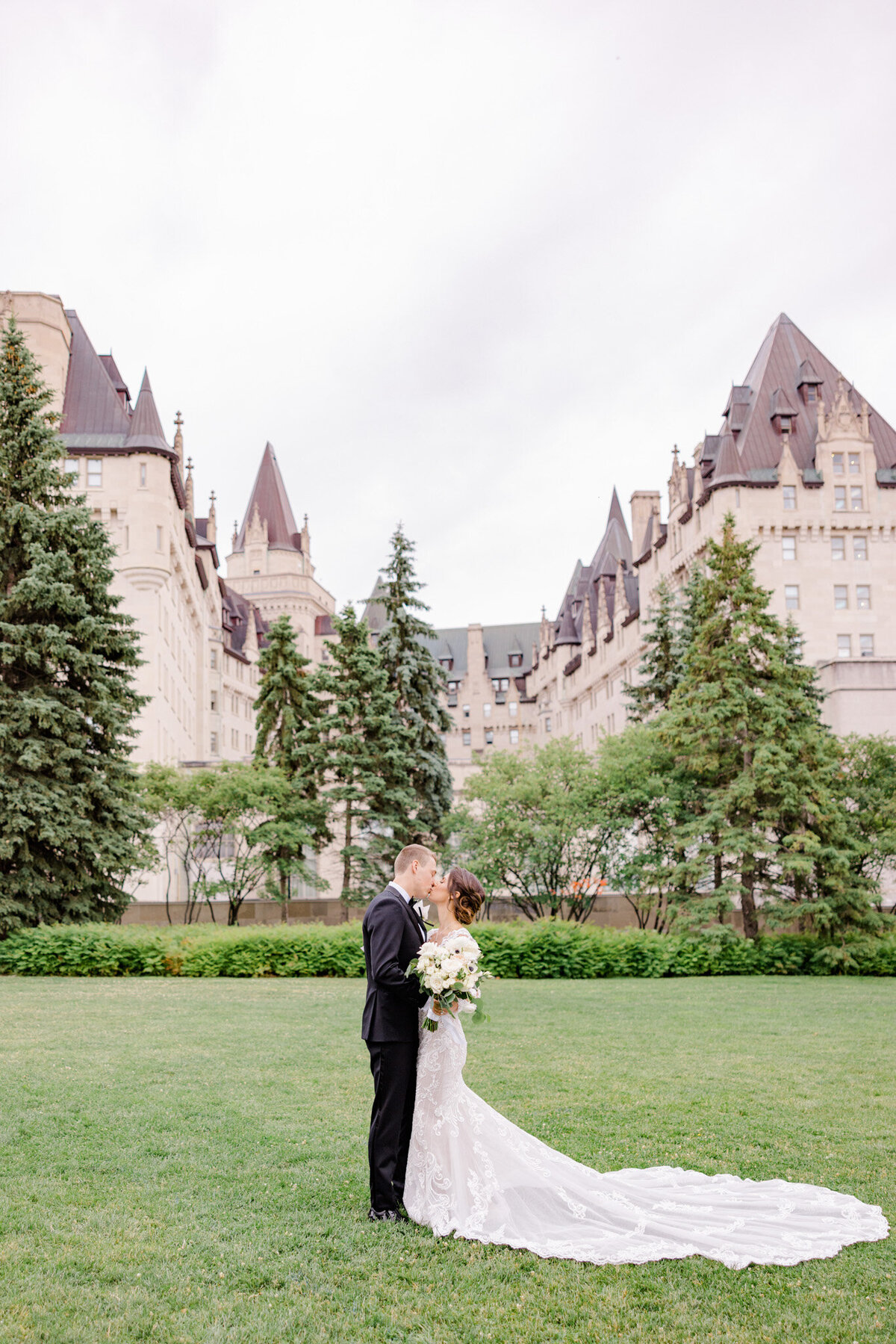 hannah-braden-ottawa-wedding-shaw-centre-2023-108