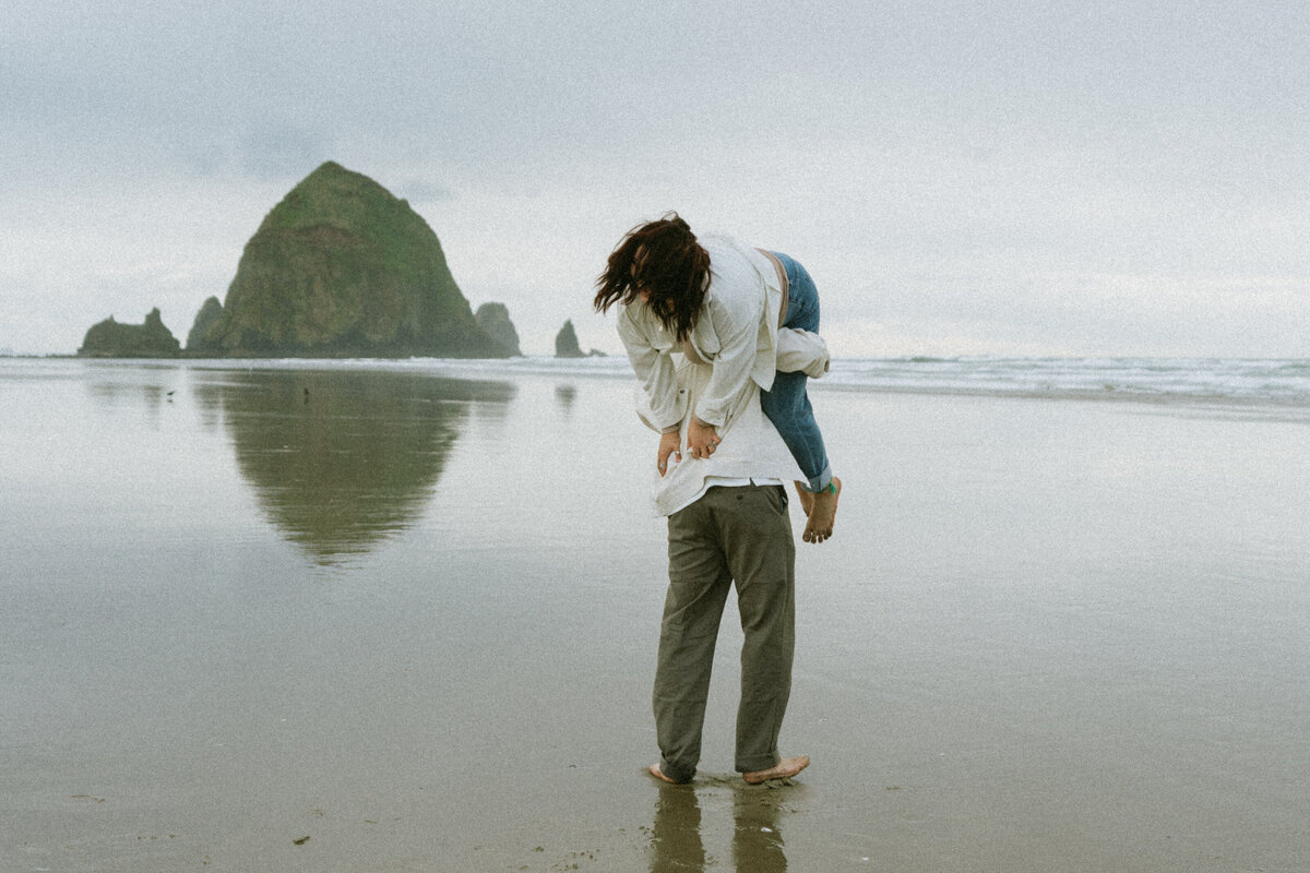 cannon beach - oregon documentary storytelling - couples sunset photos-11