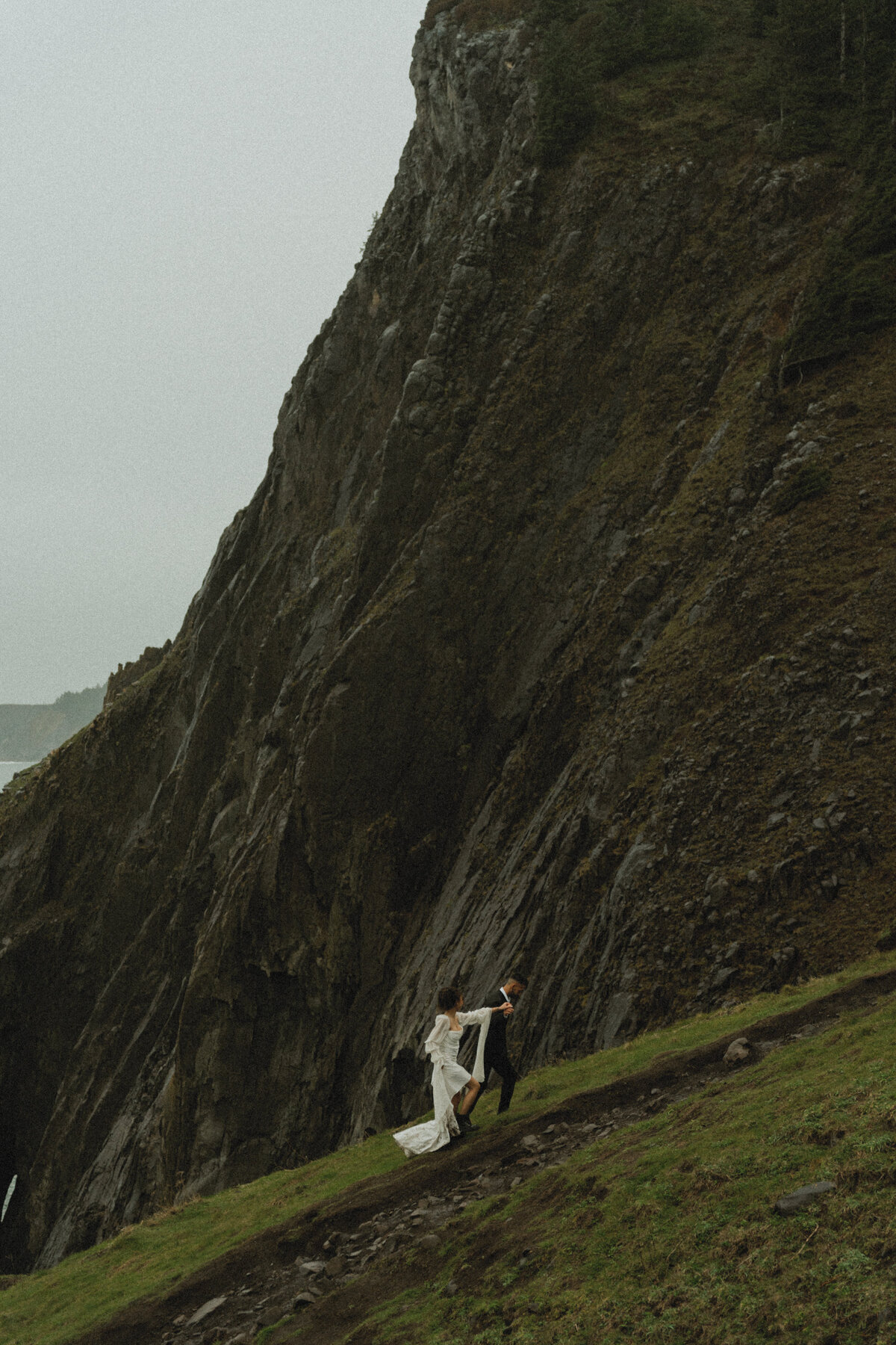 elopement oregon cliff - lizarrietaphotography-37