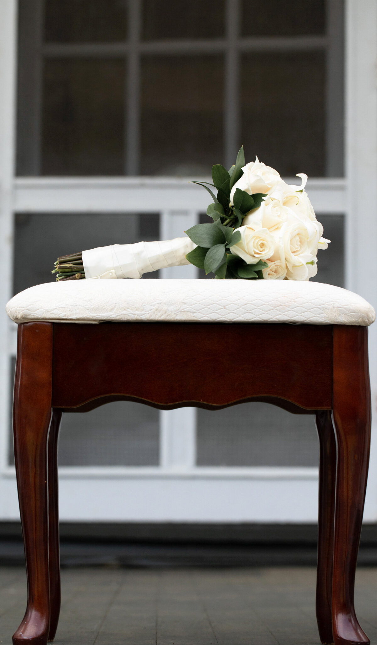 bridal-bouquet-on-vintage-chair