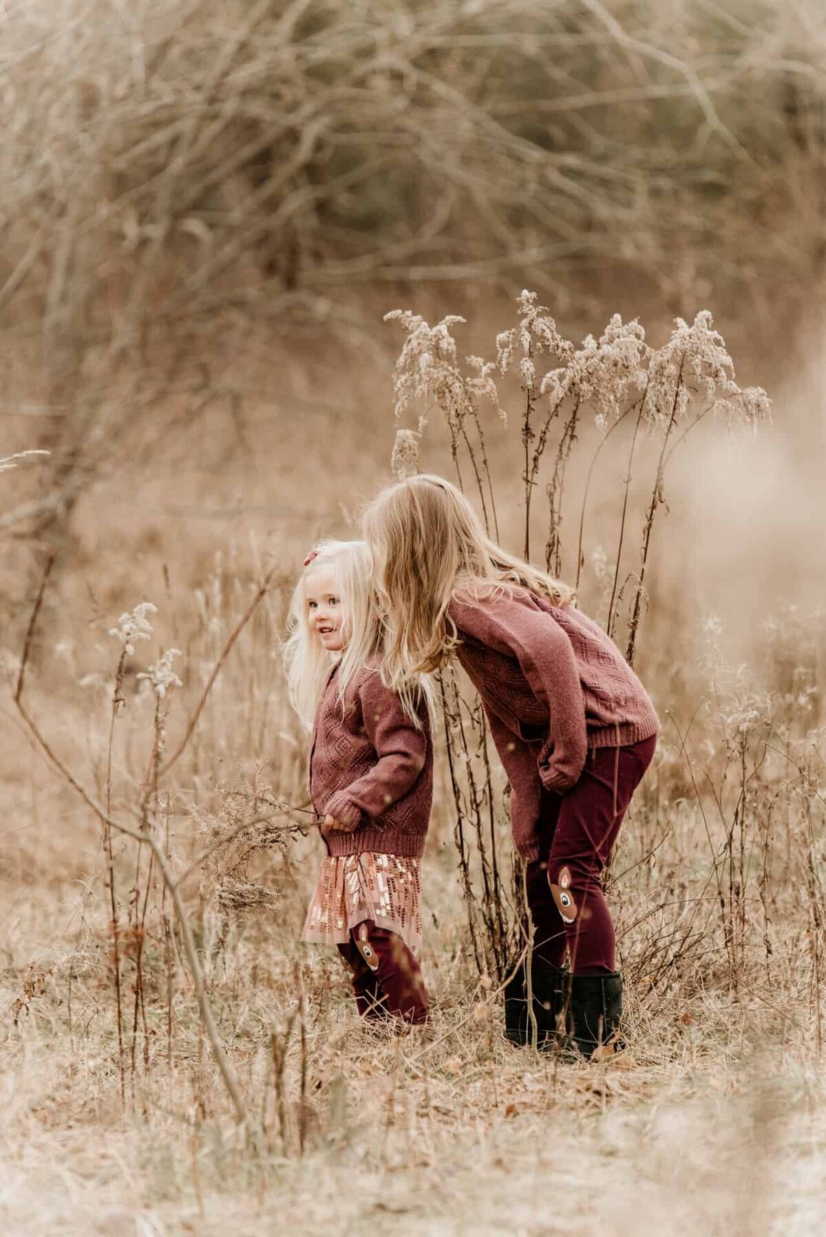 To jenter leker ute på en Asker barnefotografering.