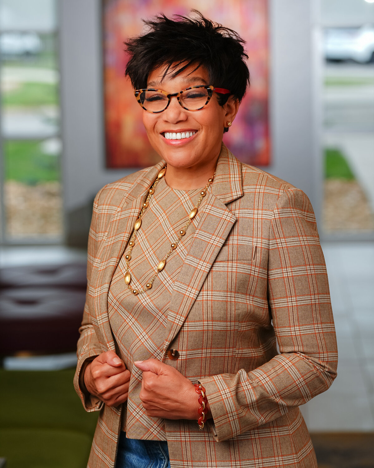kansas-city-headshot_enviromental-portrait-photography-0116-woman-in-tan-blazer-headshot