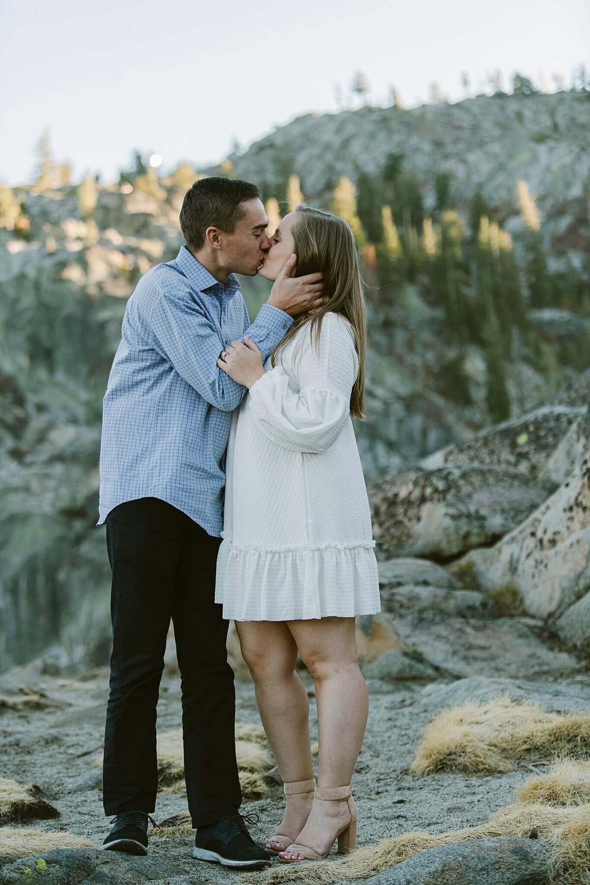 couple kissing during an enagement session on donner summit