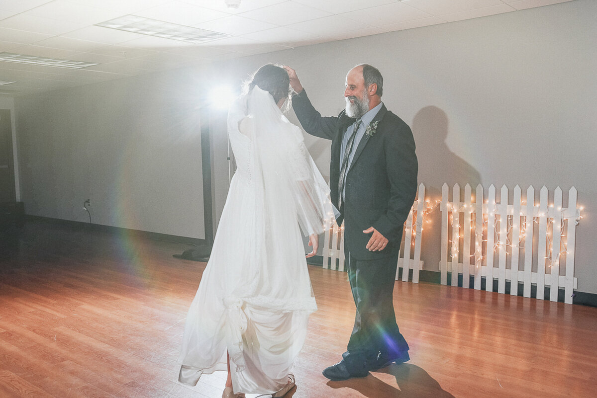 wedding dances | Iowa wedding photographer | Iowa Photographer | Playlife | Cedar Rapids | Iowa City | Kalona | Alaynna Ann Schwartz-9