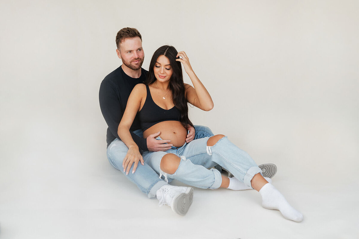 Husban-and-pregnant-wife-family-photography-Rachel-Murray