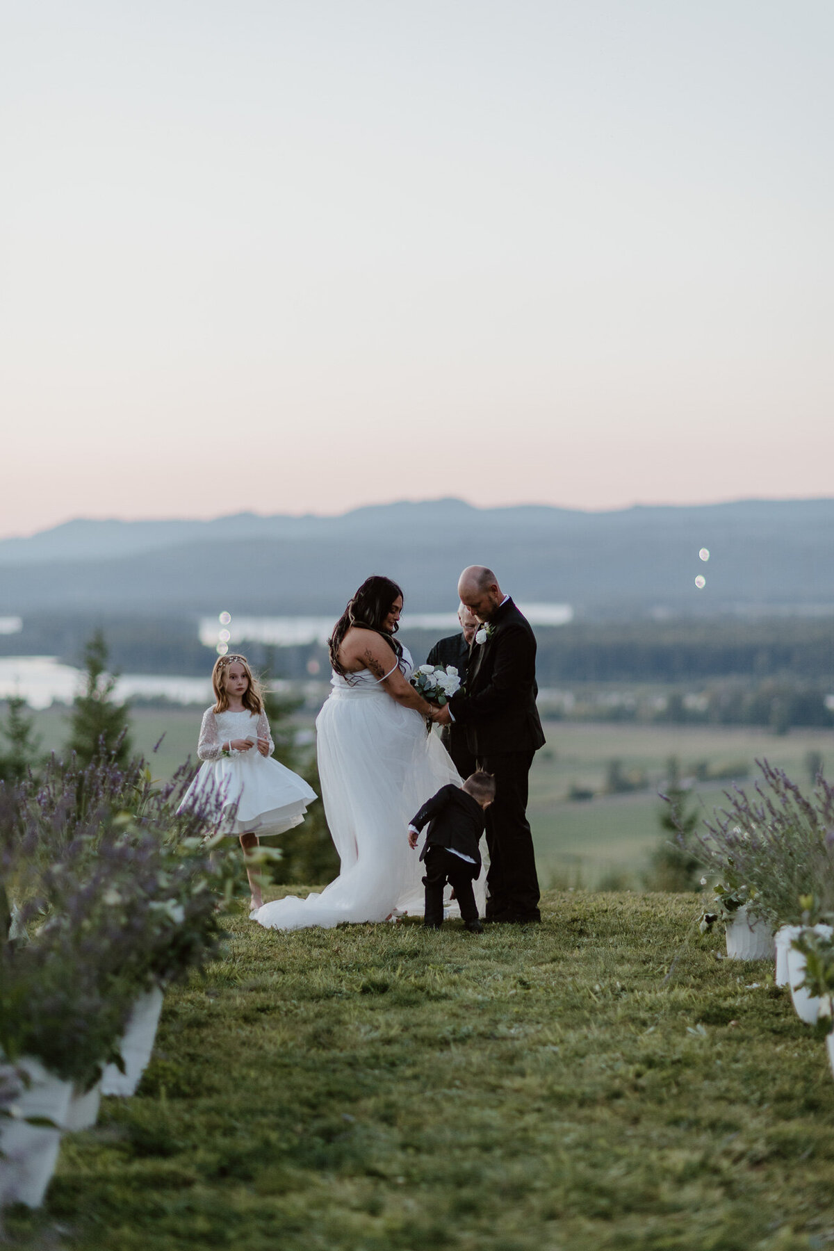 sweet candid family moment at the altar in ranier oregon